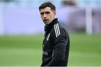 Dibu Martínez debió ser reemplazado por una posible lesión y enciende las alarmas en Aston Villa y la Selección