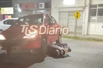 Un choque en Comandante Cabot dejó a un auto apoyado sobre una moto