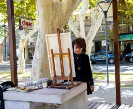 Isabel Fernández llevó su pintura a la plaza Aberastain y convirtió el paseo en un taller abierto