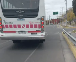 Denuncian un colectivo de RedTulum que circulaba con la puerta trasera entreabierta