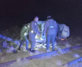 Un conductor embistió un operativo en la Ruta 7 y terminó volcado con mercadería del Mundial 2026