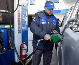 El Ejecutivo volvió a aplazar los impuestos a los combustibles y extendió el alivio en surtidores