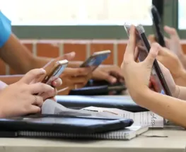 Chubut aprobó una ley que limita el uso de celulares en las aulas