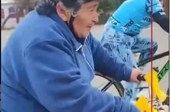 Una ciclista mayor se volvió la imagen más comentada de la bicicleteada en Sarmiento