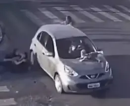 Un bebé quedó sobre el capot tras un atropello a una familia en Campina Grande