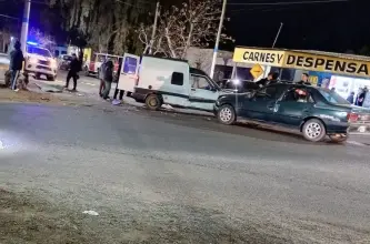 Fuerte choque entre un utilitario y un auto en Rawson