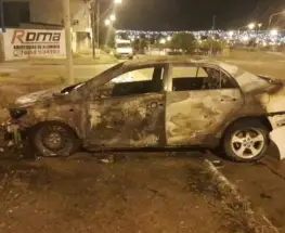 Un hombre denunció que incendiaron su auto dentro de su casa en Villa San José