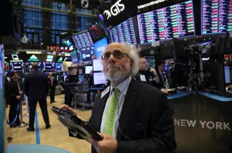 El riesgo país bajó a 430 puntos y el dólar mayorista cerró julio con una suba de apenas 0,2%