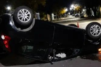 Un auto volcó en Rawson tras chocar contra un vehículo estacionado