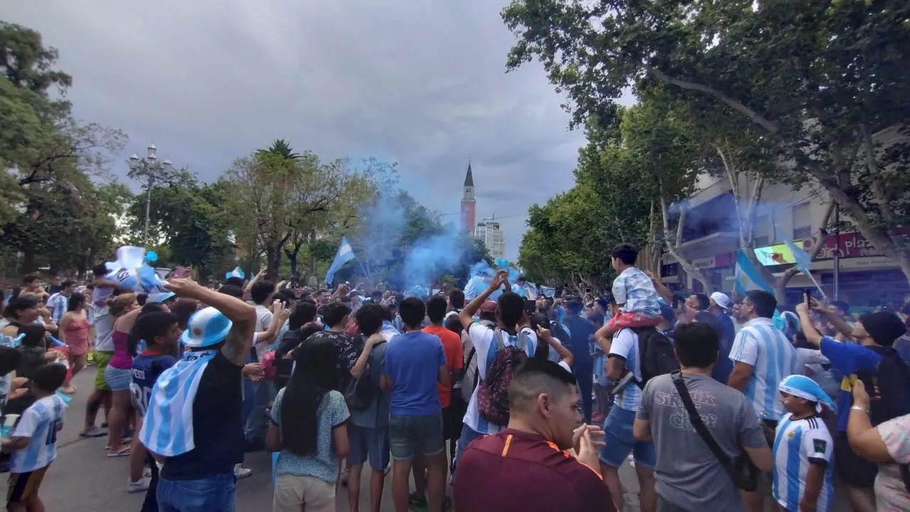 Festejos en Plaza 25.jpg