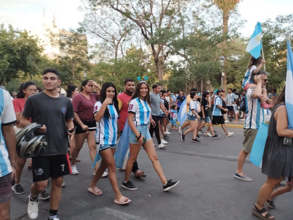 Festejos Plaza 25 luego del pase a semifinales 7.jpg