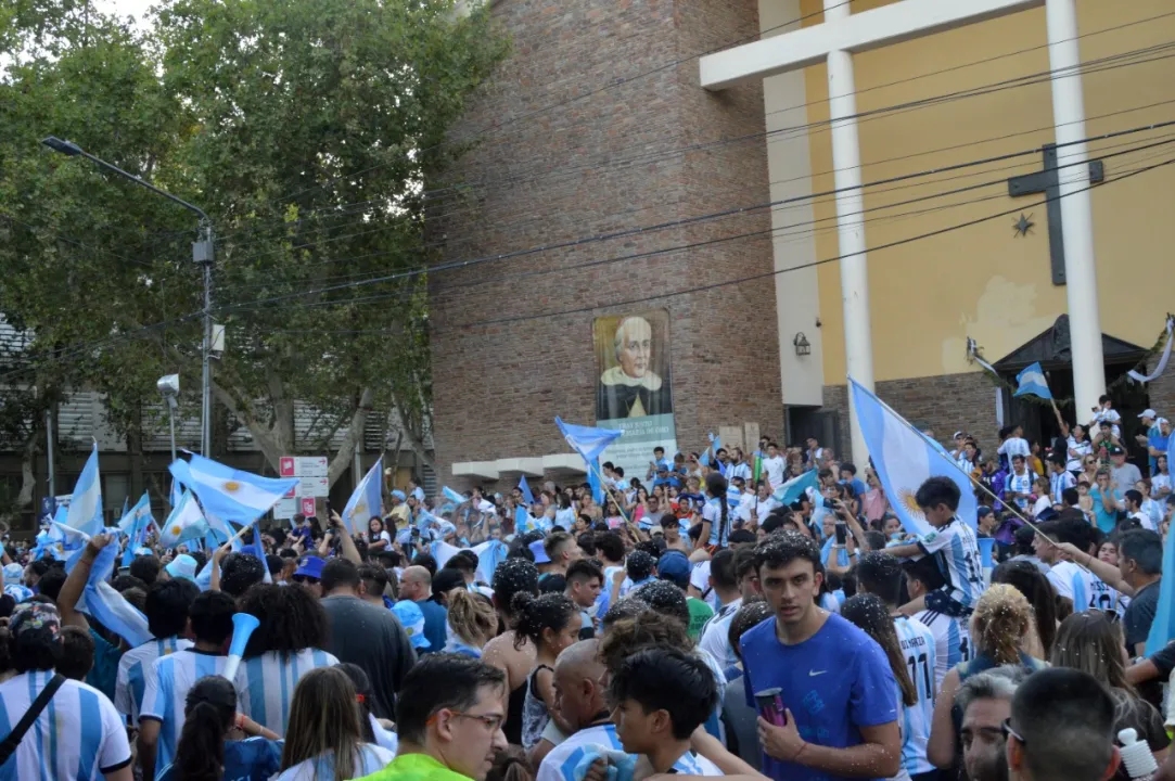 Festejos Plaza 25 luego del pase a semifinales 17.jpg