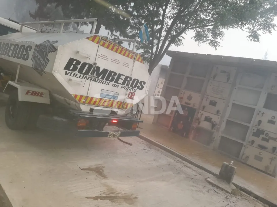 Bomberos Voluntarios de Pocito Trabajan en el incendio en el cementerio