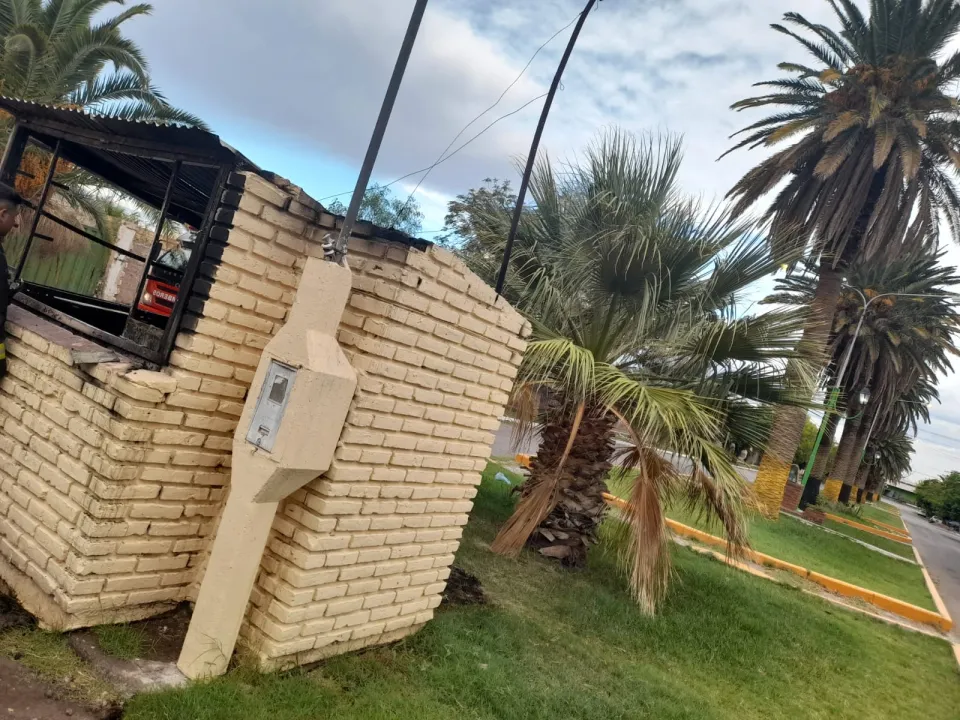 Vándalos incendian un quiosco  (5).jpg