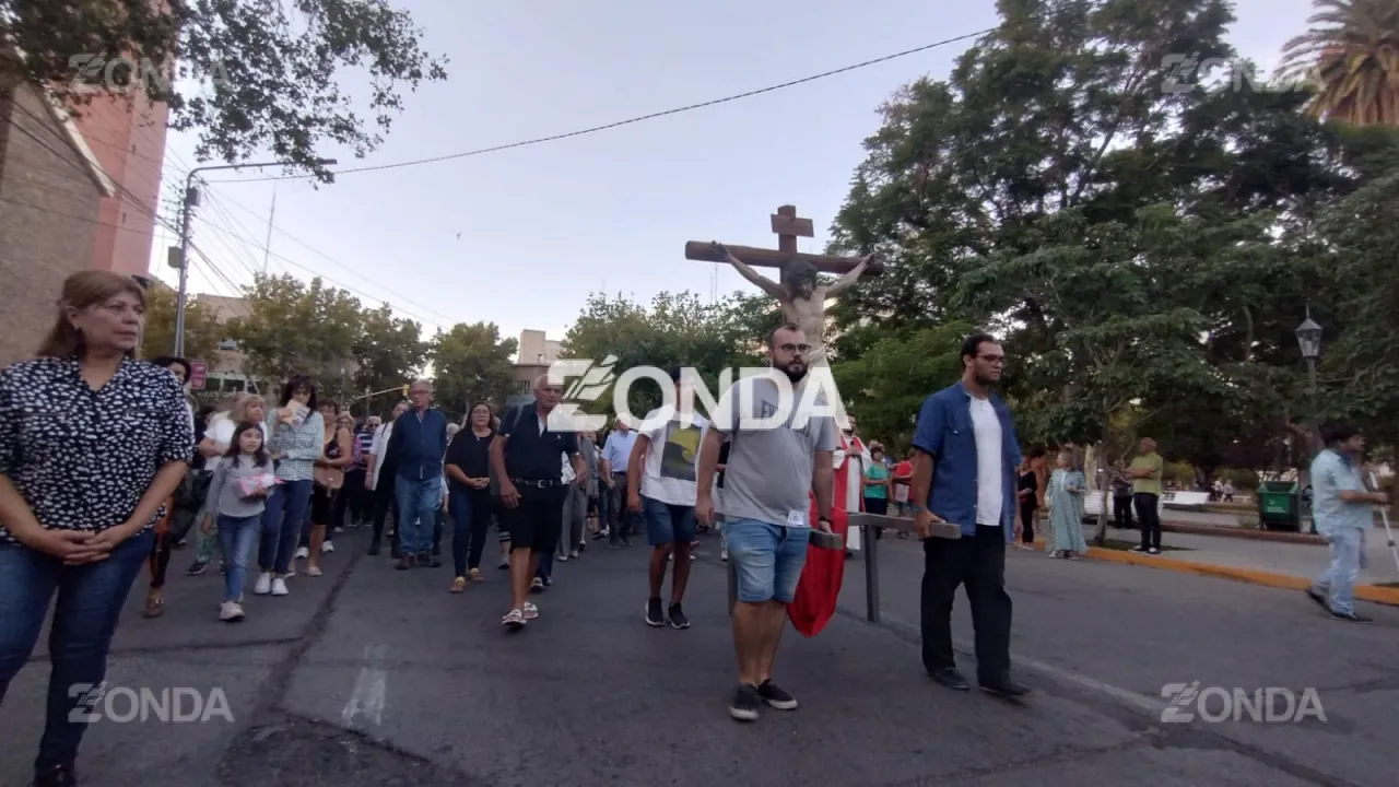 Sanjuaninos acompañan a cristo en el Vía Crucis
