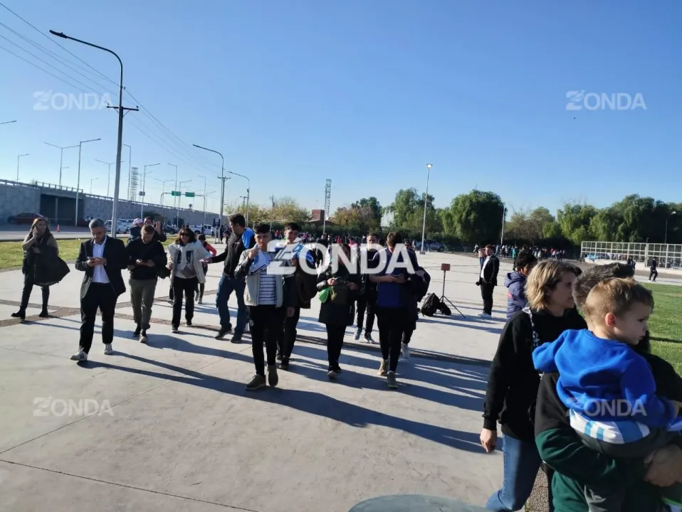 hinchas llegan al estadio (3).jpg