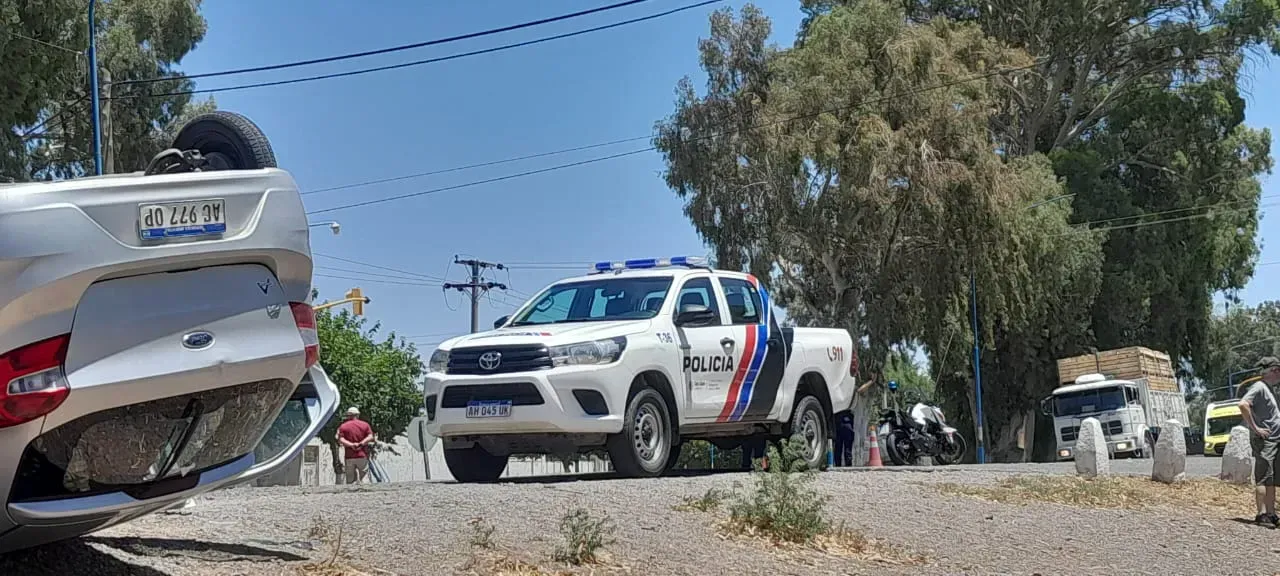 Fuerte choque en Ruta 40 y Sarmiento deja auto volcado y dos heridos leves