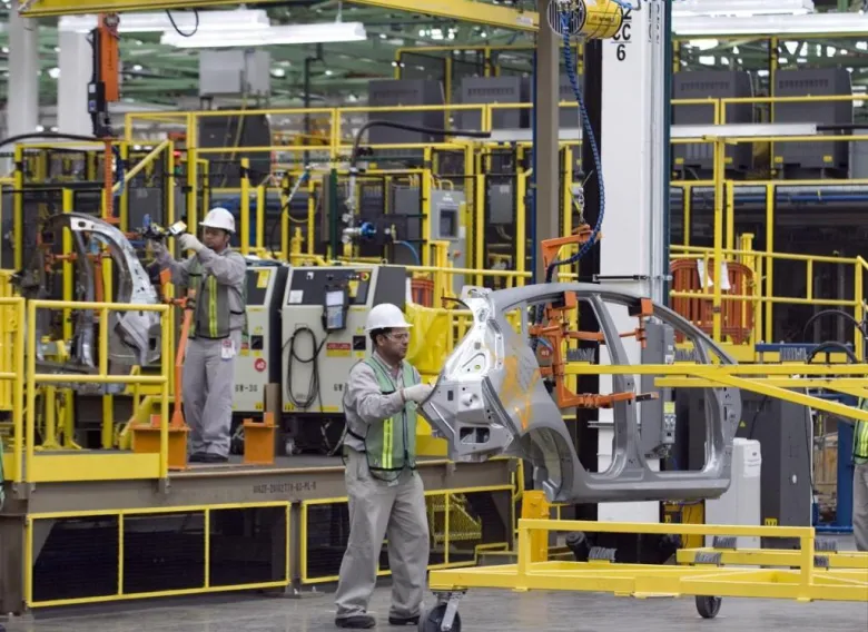 La industria lidera la caída y la economía mostró un freno en febrero