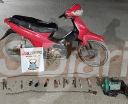 Dos hombres dejaron una moto con elementos cortantes al advertir un control policial