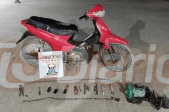 Dos hombres dejaron una moto con elementos cortantes al advertir un control policial