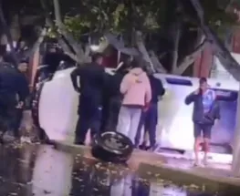 Un automóvil volcó sobre Libertador y obligó a cortar la circulación en Capital