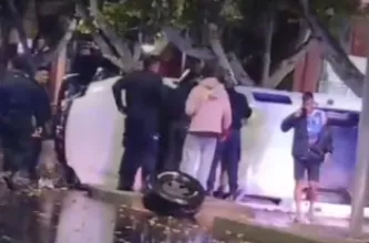 Un automóvil volcó sobre Libertador y obligó a cortar la circulación en Capital