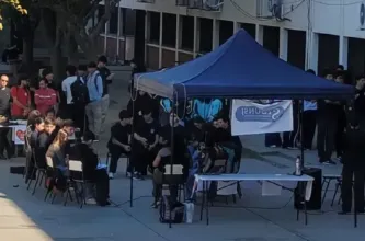 Un militante kirchnerista insultó a padres por reclamar sobre actividades gremiales en la Industrial