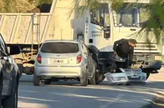 Un vehículo municipal y un auto colisionaron en una esquina de Sarmiento