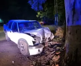 Violento choque: joven perdió el control de su camioneta y se estrelló contra un árbol