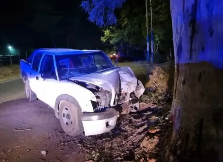 Violento choque: joven perdió el control de su camioneta y se estrelló contra un árbol