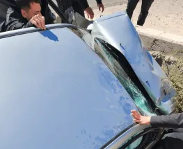 Una conductora fue asistida tras caer con su auto a un canal de riego