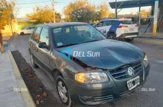 Un fuerte choque entre una moto y un auto dejó dos heridos en Rawson