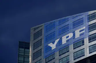 S&P elevó la calificación de YPF y otras siete empresas argentinas