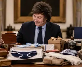 Milei acumuló 1.083 obsequios oficiales entre libros, prendas y presentes diplomáticos