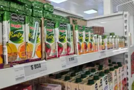 Jugos en caja bajo la lupa por su aporte de azúcar y jarabe de maíz