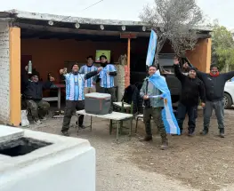 Una noche helada en Angaco terminó en encuentro mundialista con pastelitos y asado
