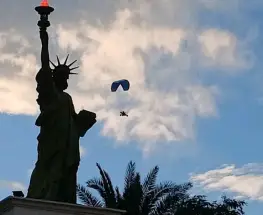 Un piloto de Pocito sobrevoló los festejos de la Selección con una bandera argentina en paramotor