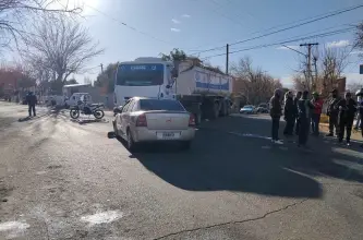 Choque entre un camión municipal y un auto reavivó el reclamo vecinal en una esquina crítica