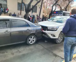 Un choque múltiple en Libertador y Catamarca dejó dos heridos y complicó el tránsito