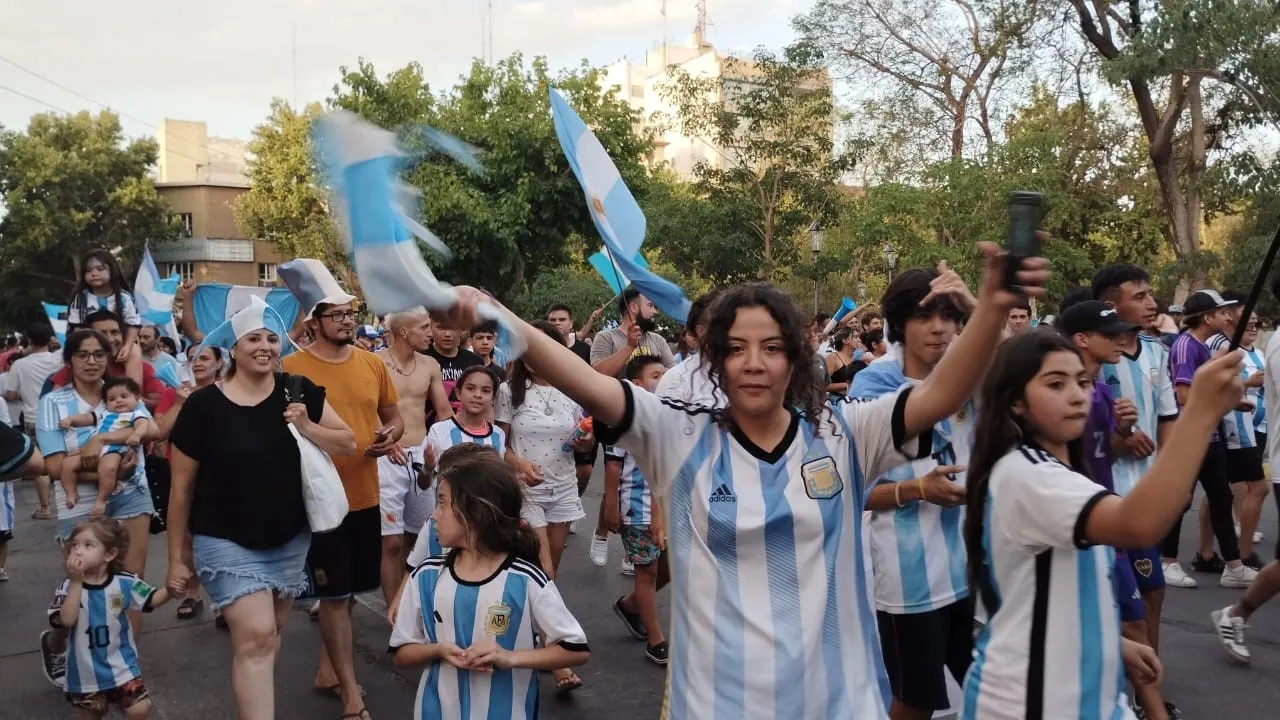 Festejos Plaza 25 luego del pase a semifinales 8.jpg