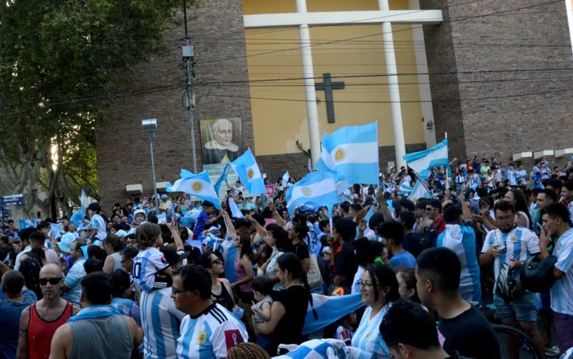 Festejos Plaza 25 luego del pase a semifinales 18.jpg