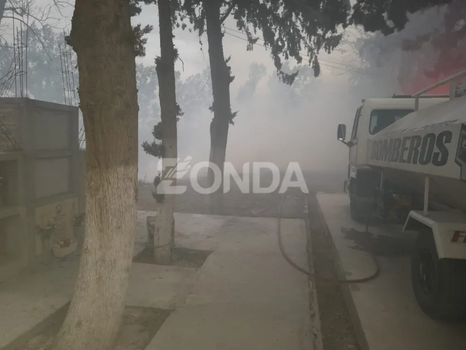 Bomberos Voluntarios de Pocito Trabajan en el incendio en el cementerio