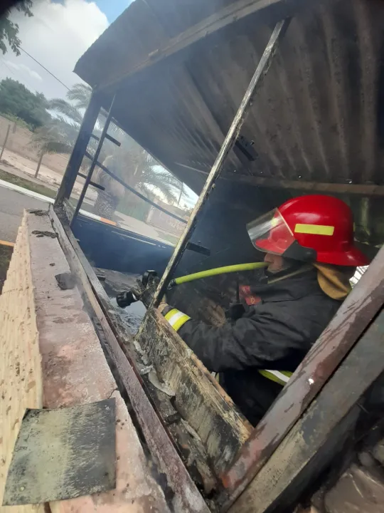 Vándalos incendian un quiosco  (6).jpg