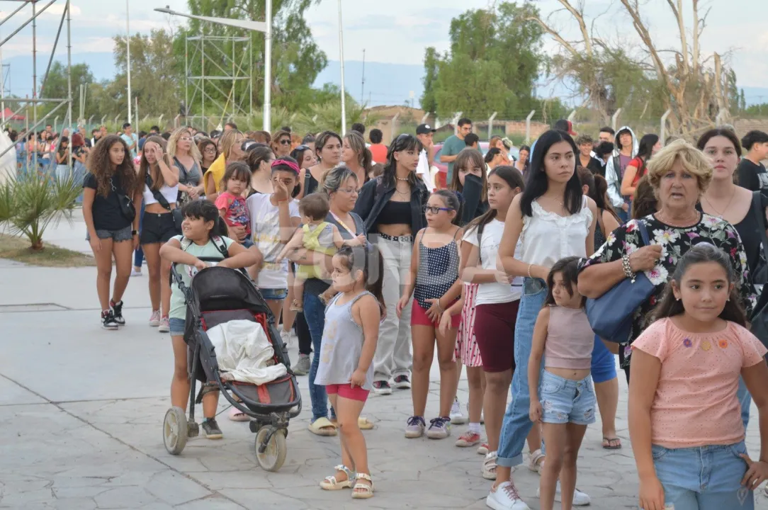 así colman el Costanera Complejo Ferial en la segunda noche de la FNS (7).jpg