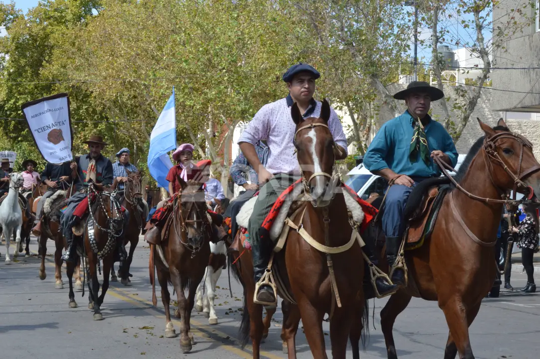 caballos y gente (3).JPG