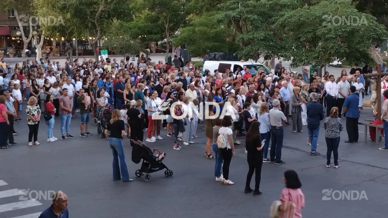 Sanjuaninos acompañan a cristo en el Vía Crucis