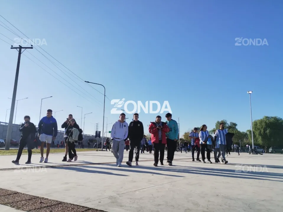 hinchas llegan al estadio (4).jpg