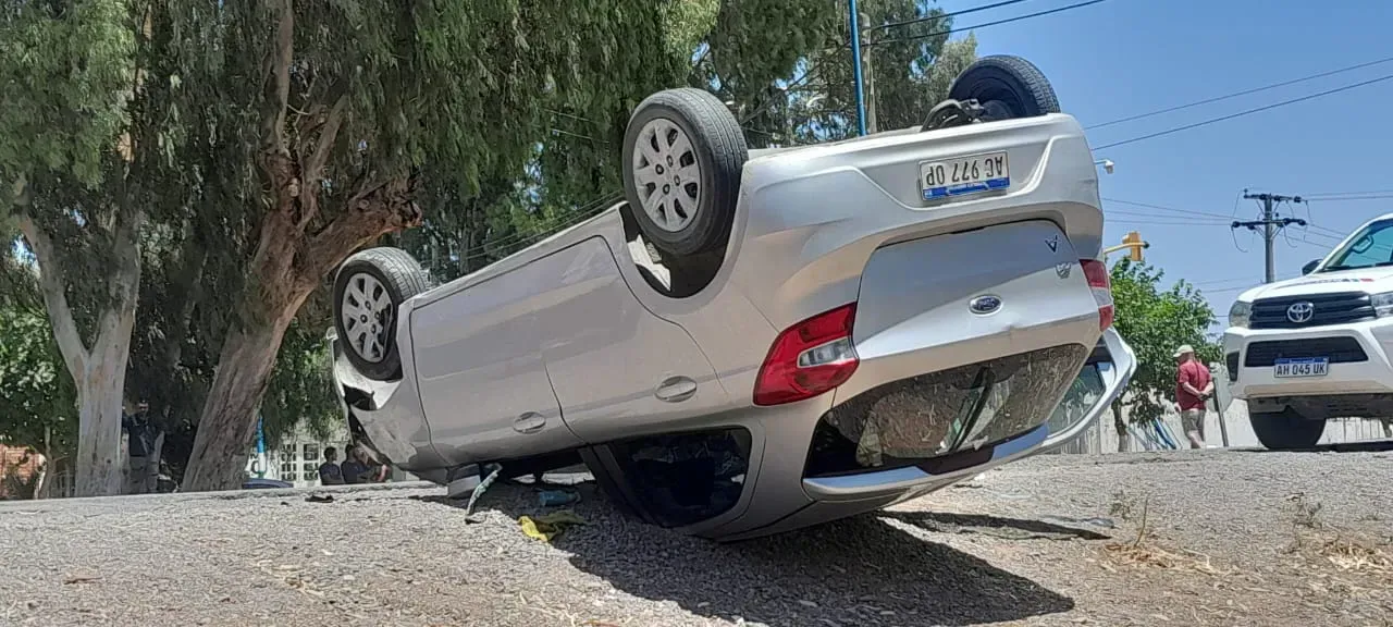 Fuerte choque en Ruta 40 y Sarmiento deja auto volcado y dos heridos leves - Imagen