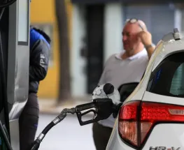 Para evitar subas, el Gobierno demora hasta mayo el aumento de impuestos a los combustibles