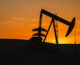 Baja el crudo y mejora el frente financiero argentino tras la reapertura de Ormuz